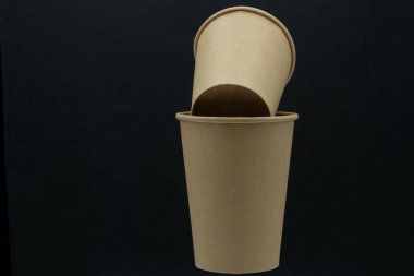 Tek kullanımlık kağıt bardaklar. Biyo-çözünebilir sofra takımı. Boşluğu kopyala.