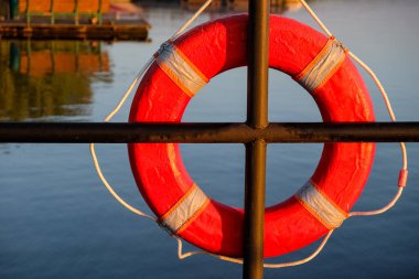 Suyun yakınındaki metal desteğe can simidi ya da güvenlik tekerleği..