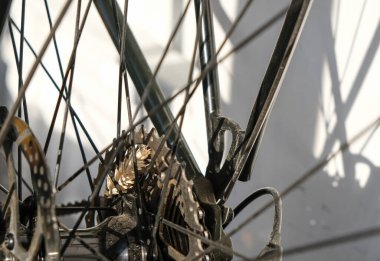 Bisiklet şanzımanında enkaz var. Arka bisiklet tekerleği. Bisiklet temizleme ve onarım.