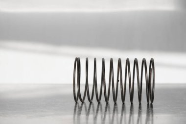 Metal yüzeyde metal yay. Güneş ışığı. Boşluğu kopyala.