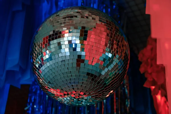 Disco Ball Odbijający Światło Różowe Niebieskie Wakacje Strona — Zdjęcie stockowe