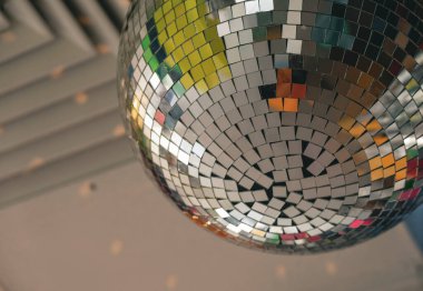 Disko topunun bir parçası. Gün ışığı. Gri arkaplan.