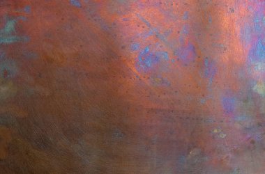 Bakır arka plan. Oksitlenme. Duvar. Güneş ışığı sağda..