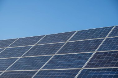 Güneş paneli. Gökyüzü arka planı. Boşluğu kopyala.