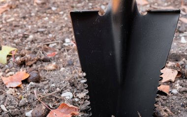 Kök tutucu kürek. Toprak. Boşluğu kopyala.