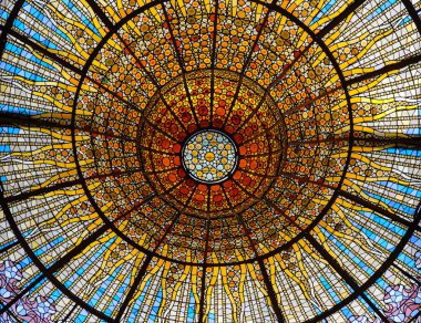 Barselona, Katalonya, İspanya. Kasım 03, 2023. Katalan Müzik Sarayı 'nda lekeli cam tavan penceresi (Palau de la Musica Catalana).