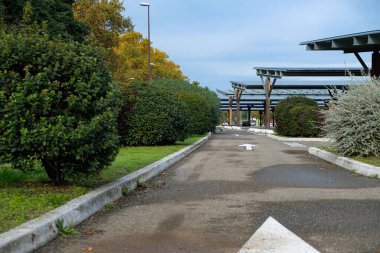 Otoparktaki güneş panelleri. Yol. Oklar. Fransa. Boşluğu kopyala.