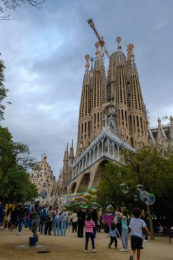 Barselona, Katalonya, İspanya. Kasım 02, 2023. Sagrada Familia, Barcelona 'daki Kutsal Aile Bazilikası. Sabun köpüklerini yakalayan çocuklar.
