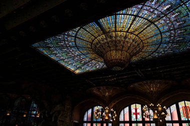 Barselona, Katalonya, İspanya. Kasım 03, 2023. Katalan Müzik Sarayı 'nda lekeli cam tavan (Palau de la Musica Catalana).