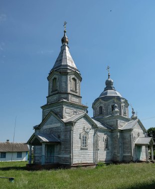 09 Temmuz 2023. Yaroslavychi, Rivne bölgesi, Ukrayna. Ukrayna 'daki eski ahşap kilise. Duvardaki yazıt kutsanmış olan Tanrı 'nın adıyla gelen..