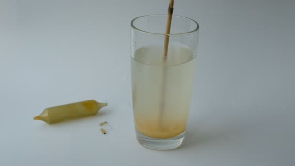 Ανάμιξη Συμπληρώματα Διατροφής Και Βιταμίνες Ένα Ποτήρι Νερό Φύσιγγα Φυσίγγιο — Αρχείο Βίντεο