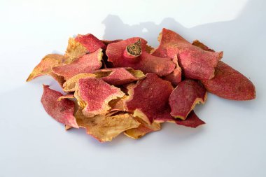 Kurutulmuş nar kabukları. Kuru arı derisi yığını.