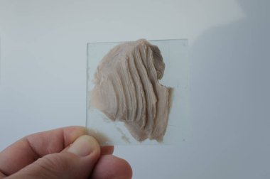 Matte killi. Saç şekillendirmek için Pomade. Saç cilası. Tımar Ürünleri. Makyaj. İnsan eli.. 