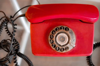 Eski kırmızı telefon. Cam yüzey.