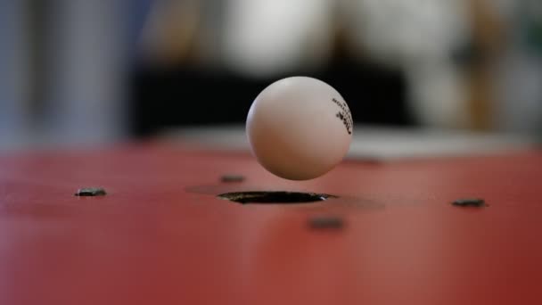 Der Tischtennisball Mit Einschreibewettbewerb Hängt Luftstrom Ausgleichsball Geringe Tiefenschärfe — Stockvideo