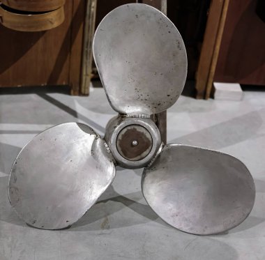 Üç bıçaklı pervane. Eski teknoloji. Sığ alan derinliği.