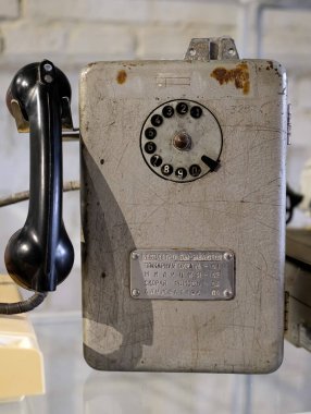 Sovyet umumi ankesörlü telefonu. Ücretsiz arama hakkında bilgi. İtfaiye, polis, ambulans, gaz servisi..