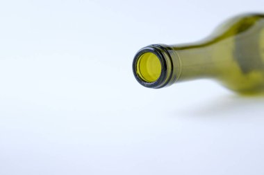 Boş bir şişenin boynu beyaz arka plandadır. Yeşil cam. Şarap şişeleme teknolojisi. Boşluğu kopyala.