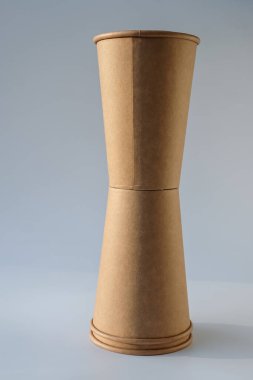 Tek kullanımlık kağıt bardaklar. Kaynak yapmak ya da yan dikişleri yapıştırmak. Üst kenar oluşturuluyor.