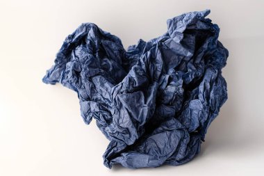 Buruşmuş kağıt mendil. Doku. Geçmişi. Çiçek mavisi.