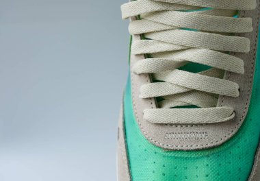 Basit ayakkabı bağcıkları. Bağcıkları bağlamanın kolay bir yolu. Boşluğu kopyala.