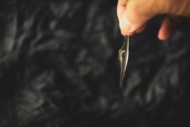 Keskin bir cam parçası. Kırık sertleştirilmiş cam tencerenin küçük bir parçası. Boşluğu kopyala.