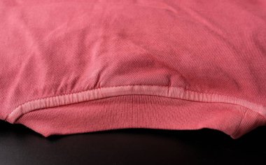 Post-Boyalı tişört. Dikiş dokusu. Hazır giysileri boyuyorum..