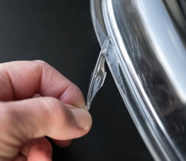 Keskin bir cam parçası. Kırık sertleştirilmiş cam yemek takımı. Parmaklar.