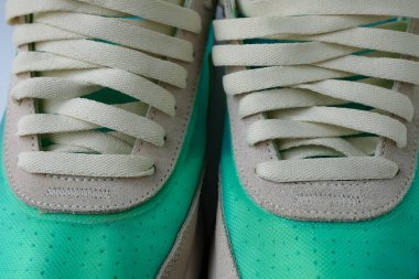 Sneaker. Ayakkabı bağcıkları. Bağcıkları bağlamanın kolay bir yolu.