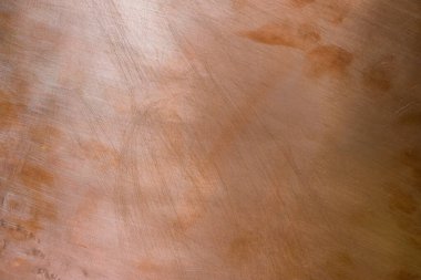 Bakır arka plan. Metal plaka. Çizikler. Işık efekti. Tasarım arka planı. Boşluğu kopyala.