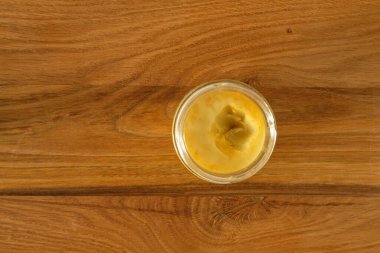 Cam kavanozdaki ahşap mobilyalar için koruyucu cila. Masa yüzeyi. Üst Manzara. Boşluğu kopyala.