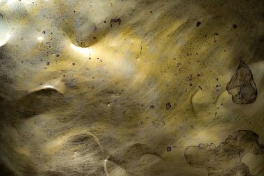 Çukur ve benekli agresif kontrast pirinç yüzeyi. Çizikler ve lekeler. Işık yansıması. Uzayı kopyala Tasarım arka planı.