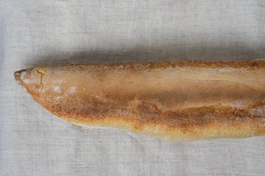 Somun ekmeğinin altı ya da baget ekmeği. Taş ya da metal bir tabakta pişirilmiş ekşi ekmek. Ekmek Pişirme Tekniği. Ekşi ekmek tarifi.