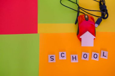 Okul kelimesinin renkli bir geçmişi var. Kırmızı bilgisayar faresi. Ahşap ev. Evde Öğrenme, Mesafe ve Karışık Öğrenme. Modern okul konsepti. Boşluğu kopyala.