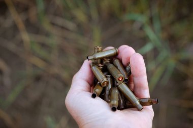 Boş mermi kovanları ya da insan elinde mermi kovanları. Cephaneyi yok et. Pirinç kovanları geri dönüştürülüyor. Askeri çevre kirliliği. Boşluğu kopyala.