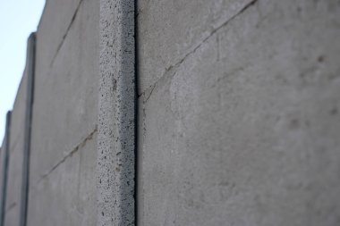 Sonsuz beton duvar gökyüzünü kapatıyor. Seçici odaklanma. Yüzeyin derinliği. Boşluğu kopyala.