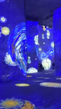 28 Mart 2023. Baux de Provence, Fransa. Meşhur taş ocaklarının kapalı manzarası. Carrieres de Lumieres 'de. Lights 'ın taş ocakları. Sanatsal projeksiyonlar için antik site.