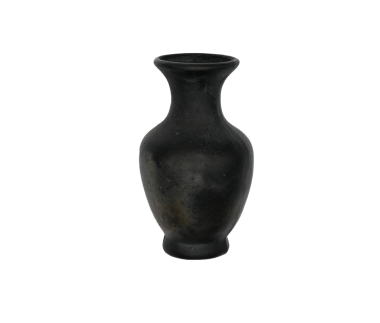 Siyah seramik vazo izole edildi. Kara kil ya da siyah çömlek. Boş vazo. Şekil Taşıyıcı.