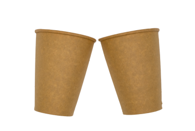 Kağıt bardağın yarısı izole edilmiş. Tek kullanımlık kağıt bardak ikiye bölünür. Model.