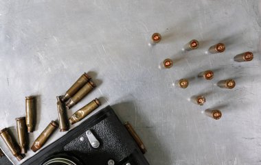 Eski fotoğraf makinesi, mermi kovanları ya da mermi kovanları. Parlak metal yüzey. Savaş turizmi konsepti. Üst Manzara. Boşluğu kopyala.