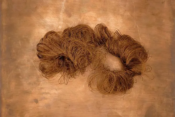 Bakır bir yüzeyde bakır tel. Bakır zemin üzerinde ince kablo. Hurda için eski bakır tel..