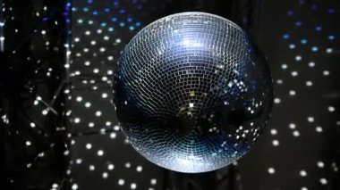 Disko Topu Beyaz ve Mavi Işığı Yansıtıyor. Parti, Kulüp Atmosferi, Dans Etkinliği veya Gece Kulübü.