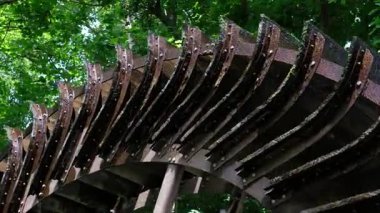 Kürekli ahşap tekerlek tuzlu Gradierwerk 'e su iletir. Salin mezuniyet kulesi olarak da bilinir. Bad Kreuznach, Rhineland Palatinate, Almanya.