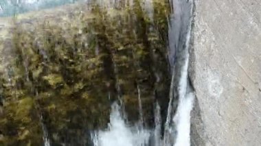 Su, barajın yakınından akıyor. Baraj Operasyonu, Aşırılık Suyu, Sel Periyotları, Şiddetli Yağmur. Boşluğu Kopyala.