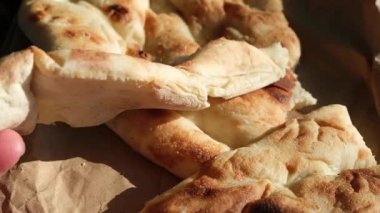 Taze pişmiş Lavaş Ekmeği ya da Pita Parça Parçası. Paket kağıdı. Parlak güneş.