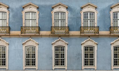Queluz Sarayı, Sintra; Portekiz; 20 Ekim 2022. Dış saray duvarlarında Rococo tarzı mimari sergilenen güzel yakın plan pencereler..
