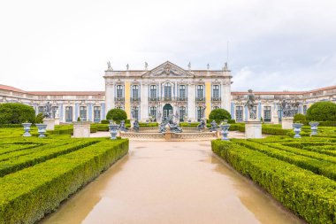 Queluz Sarayı, Sintra; Portekiz; 20 Ekim 2022. Bu ana saray girişinde, heykelleri ve güzel bahçeleri olan birkaç tane süslü su çeşmesi var..
