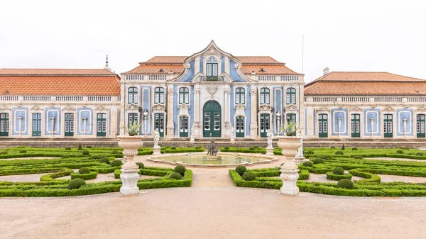 Queluz Palace Sintra Portugal 2022年10月20日閲覧 ロココ様式の建築を紹介する外壁 宮殿の壁は庭園と噴水の中庭を作成します — ストック写真
