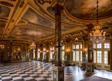 Queluz Sarayı, Sintra; Portekiz; 20 Ekim 2022. Queluz Sarayı 'ndaki Taht Odası. Kral ve kraliçelerin tahtları odanın bir ucuna yerleştirilmiş. Bu oda resimler, avizeler ve aynalarla süslenmiş ve Fransız tarzı kepenklerle çizilmiş.