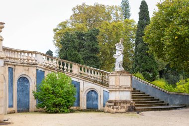 Queluz Sarayı, Sintra; Portekiz; 20 Ekim 2022. Güzel dekore edilmiş bir merdiven arka saray avlusuna çıkıyor..